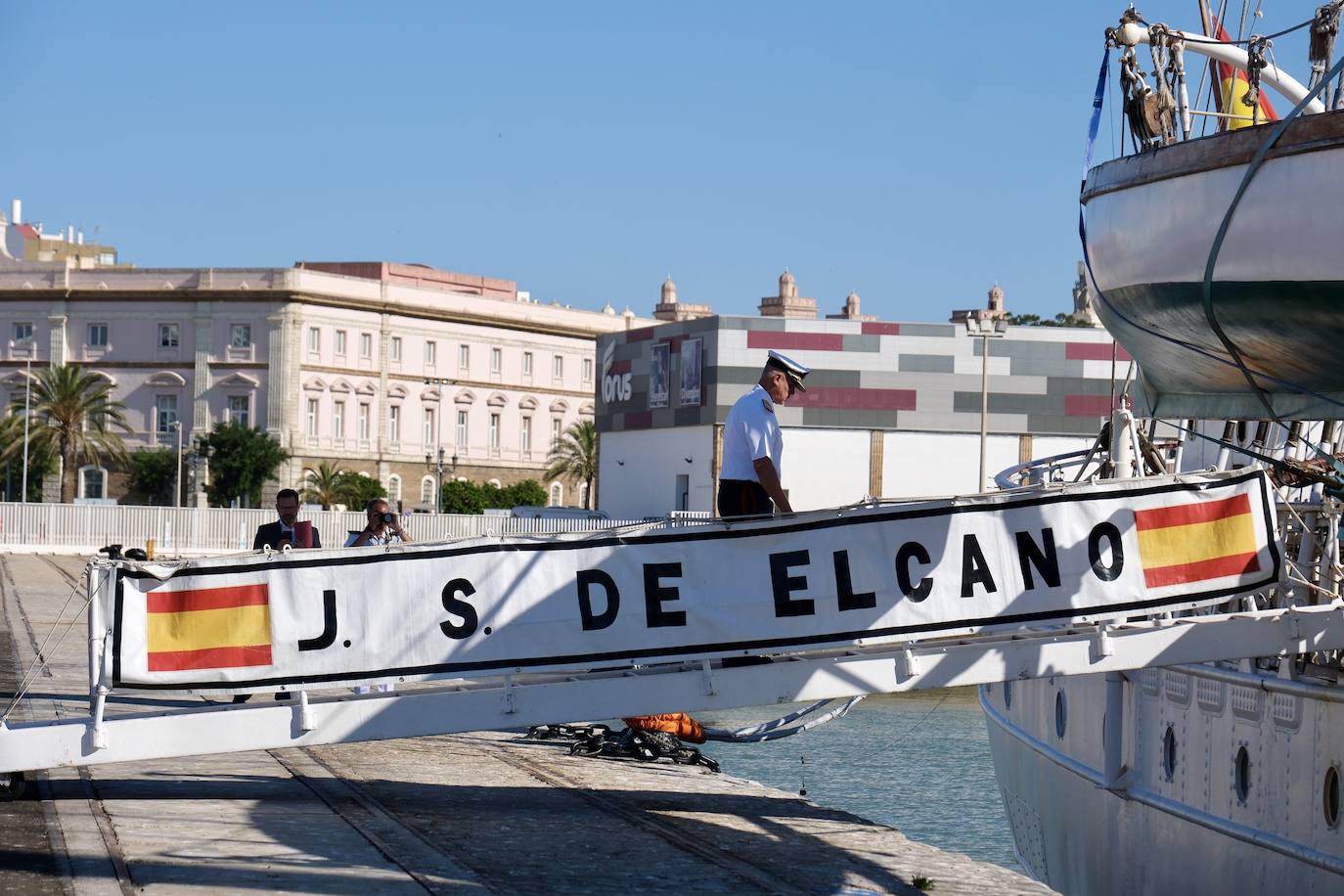 Fotos: Así ha sido la llegada de Elcano a Cádiz