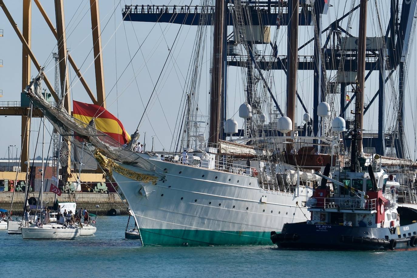 Fotos: Así ha sido la llegada de Elcano a Cádiz