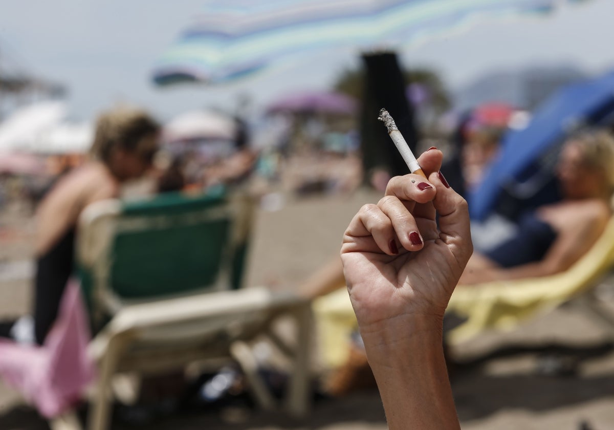 Cádiz capital sigue sin tener una playa libre de tabaco