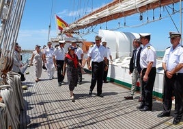 Robles visita el 'Juan Sebastián de Elcano'  tras su 96 crucero de instrucción