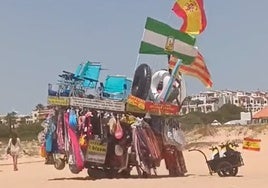 Así es la enorme tienda ambulante que sorprendió a los bañistas de la playa de Zahara de los Atunes