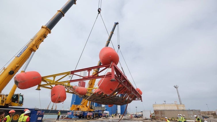 Culmina con éxito la extracción del galeón del siglo XVII hundido en el muelle de Cádiz