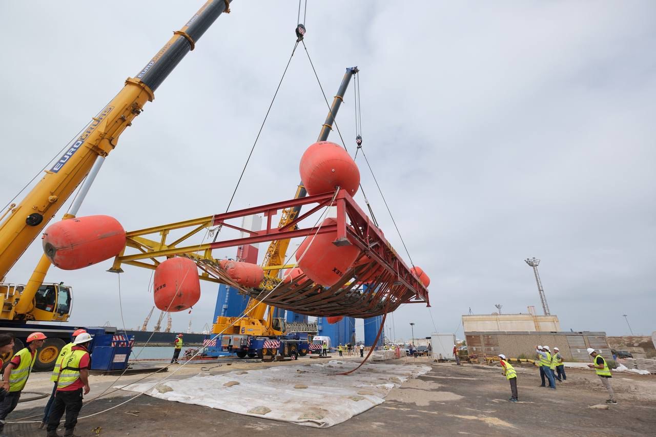 Fotos: Así ha sido la extracción del galeón del siglo XVII hundido en Cádiz