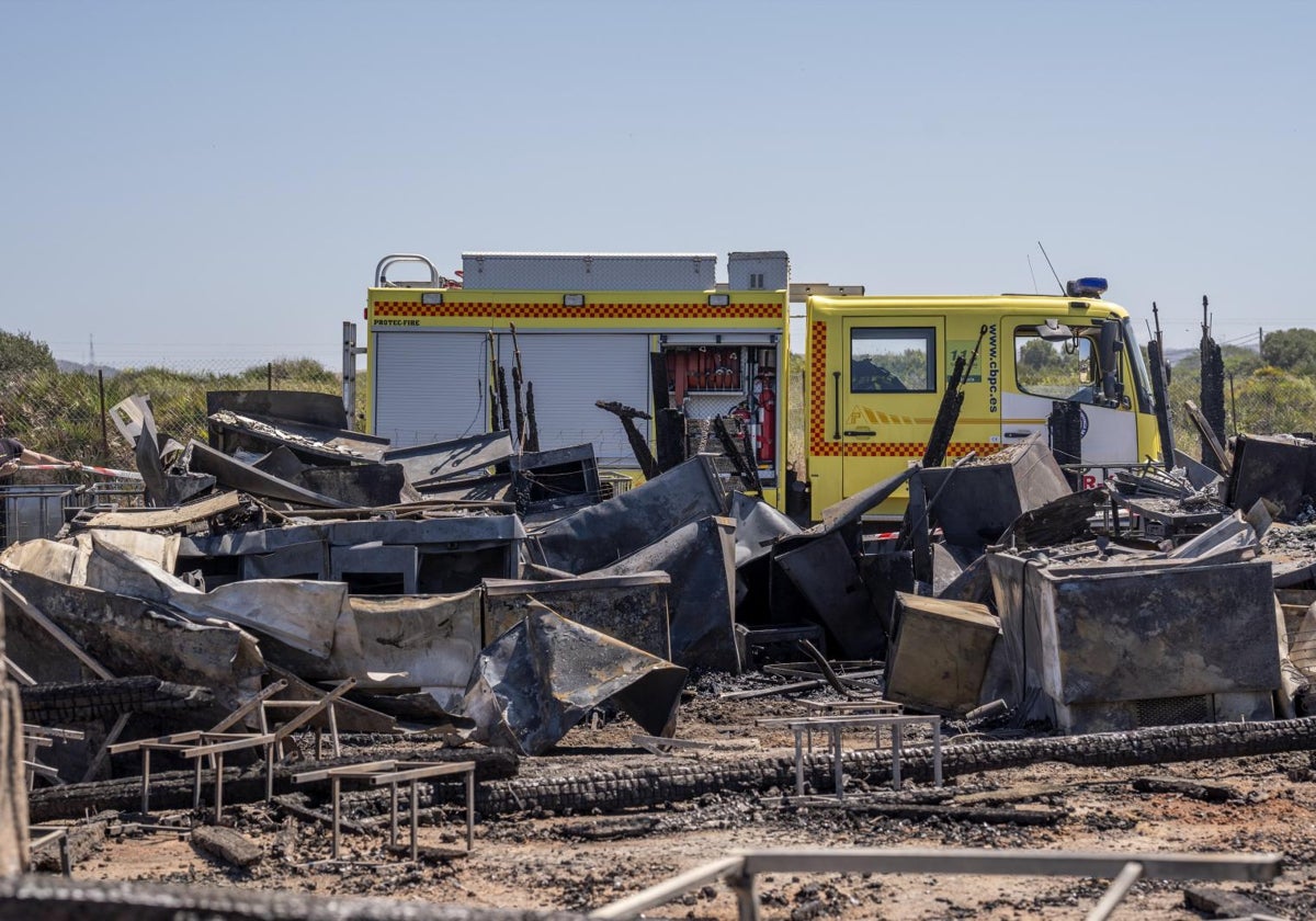 El último incendio reducía a cenizas el chiringuito El Arenal