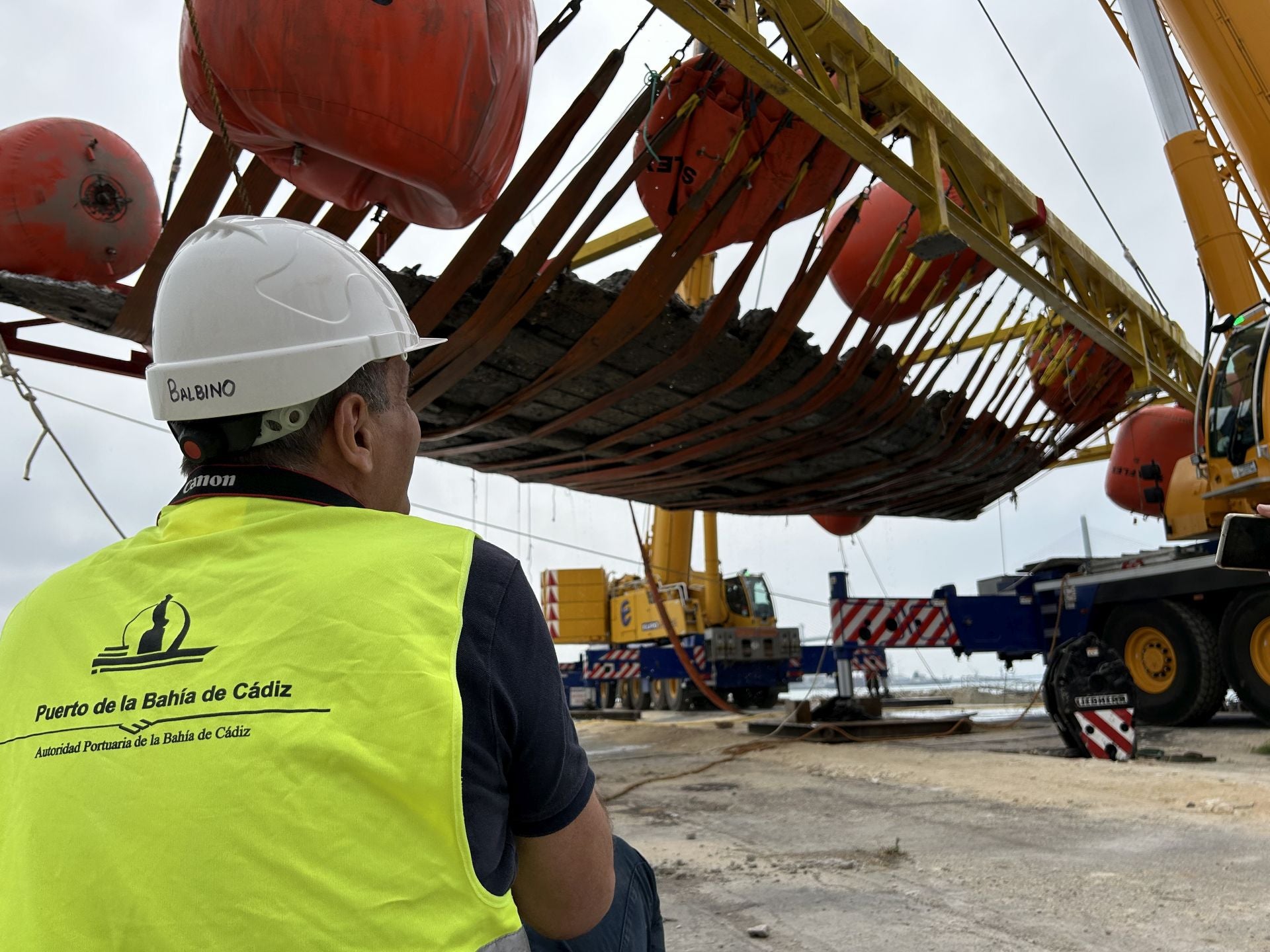 Fotos: Así ha sido la extracción del galeón del siglo XVII hundido en Cádiz