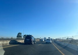 Importantes atascos en el nudo de Tres Caminos y en el acceso a las principales playas de Cádiz