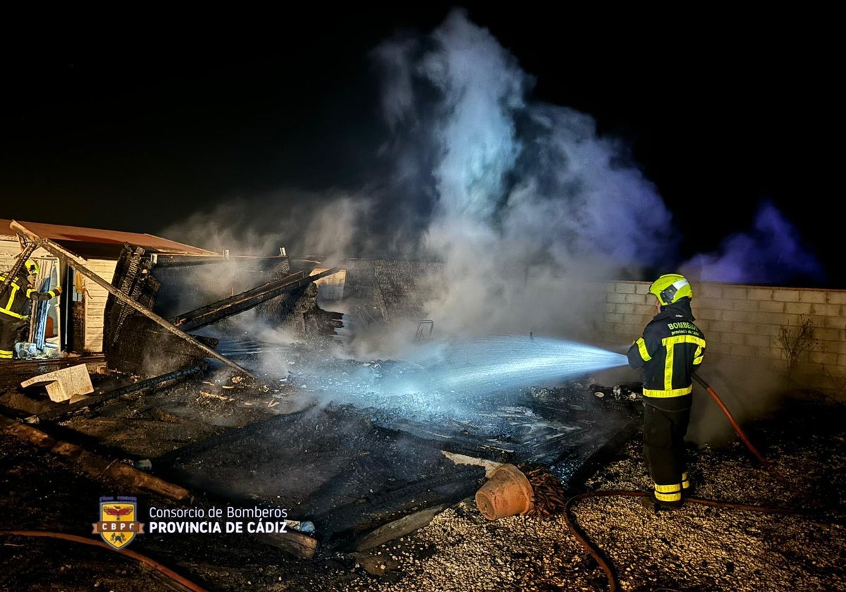 Arde una casa de madera en El Palmar