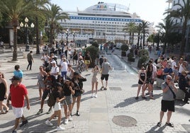 Cádiz hace su agosto con los cruceristas en la última jornada de julio