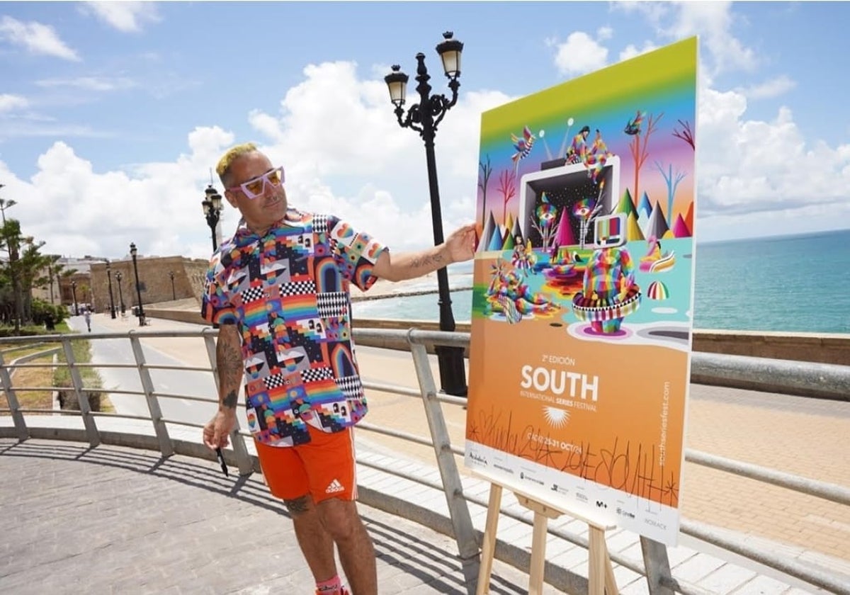 El artista español Okuda San Miguel junto a su cartel para la segunda edición del South Festival.