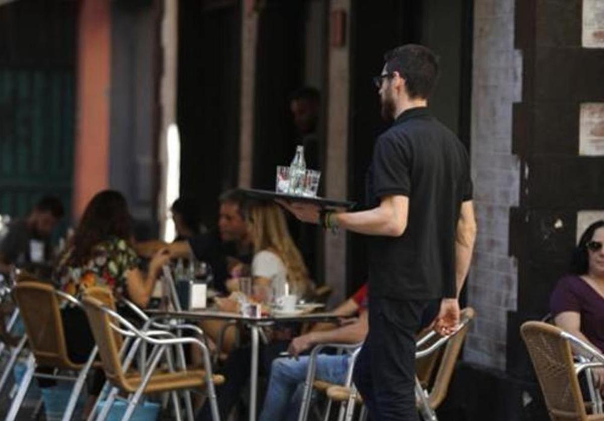 Camarero en un bar de Cádiz