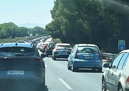 Atascos monumentales y circulación muy lenta en la autopista en sentido Cádiz