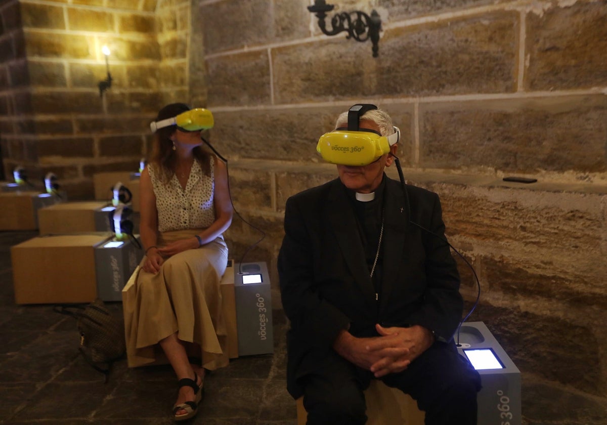 El obispo de Cádiz, Rafael Zornoza, viviendo la nueva experiencia virtual en la catedral de Cádiz