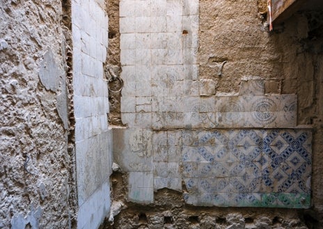 Imagen secundaria 1 - 1. Imagen de la noble escalera de mármol por la que se accede a las otras tres plantas de la finca.  2. La azulejería que aún persiste en el edificio va a ser restaurada y volverá a lucir en la ampliación del hotel. 3. Vistas al Monumento a Las Cortes desde una de las ventanas de la tercera planta del inmueble.