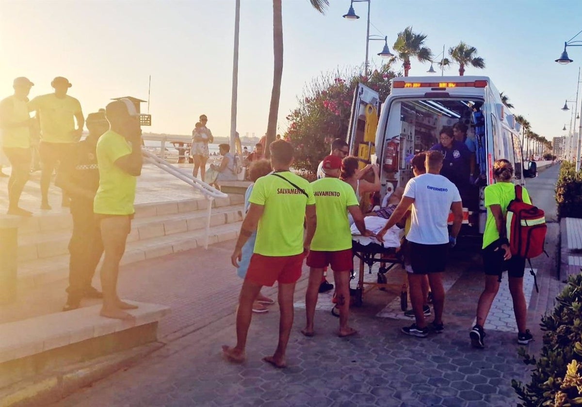 Muere un hombre de 66 años en la playa de Valdelagrana.