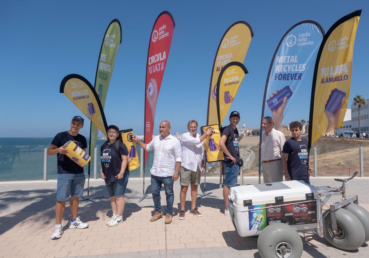 Una campaña de recogida de latas en la playas de Cádiz promueve un turismo «limpio».