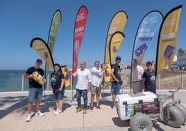 Una campaña de recogida de latas en la playas de Cádiz promueve un turismo «limpio»