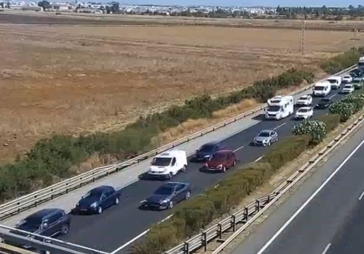 Un accidente vuelve a colapsar la circulación de la AP-4 en dirección a Cádiz.