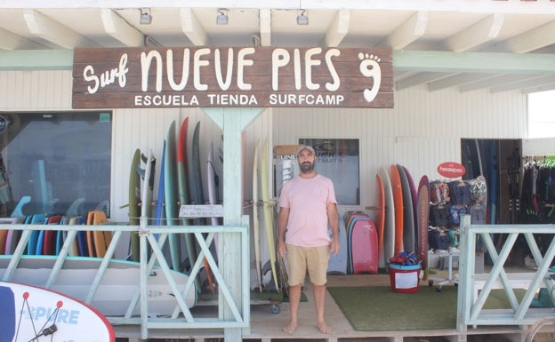 Al paraíso gaditano del surf «le falta espacio y le sobra postureo»