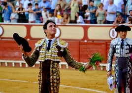 Puerta Grande para un arrollador Roca Rey en una gran tarde de toros en la que Morante meció la verónica y Ginés cortó una oreja en El Puerto