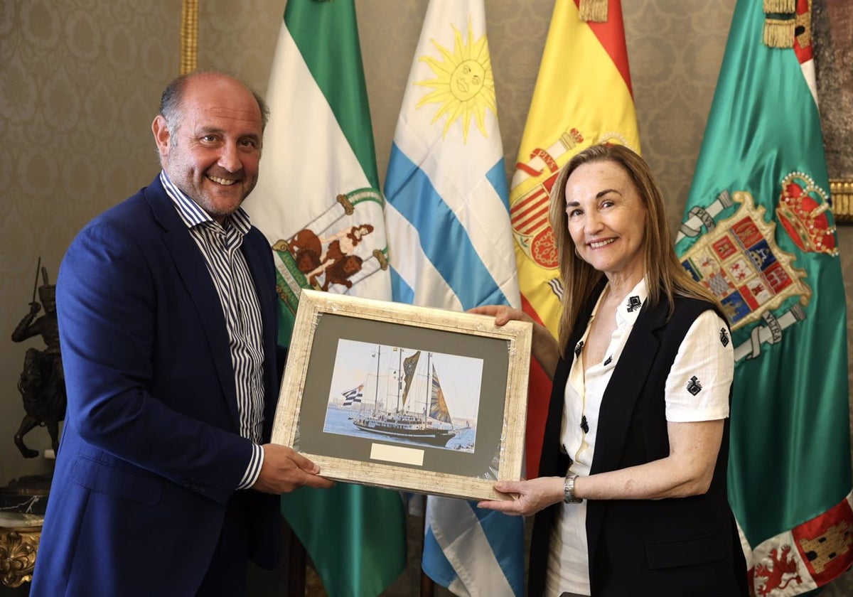 El vicepresidente primero de la Diputación de Cádiz, Juancho Ortiz, junto a la embajadora de Uruguay en España, Teresa Ayala.