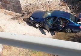 Tres personas, una de ellas menor de edad, trasladadas al hospital al caer su coche a un arroyo tras salirse de la carretera