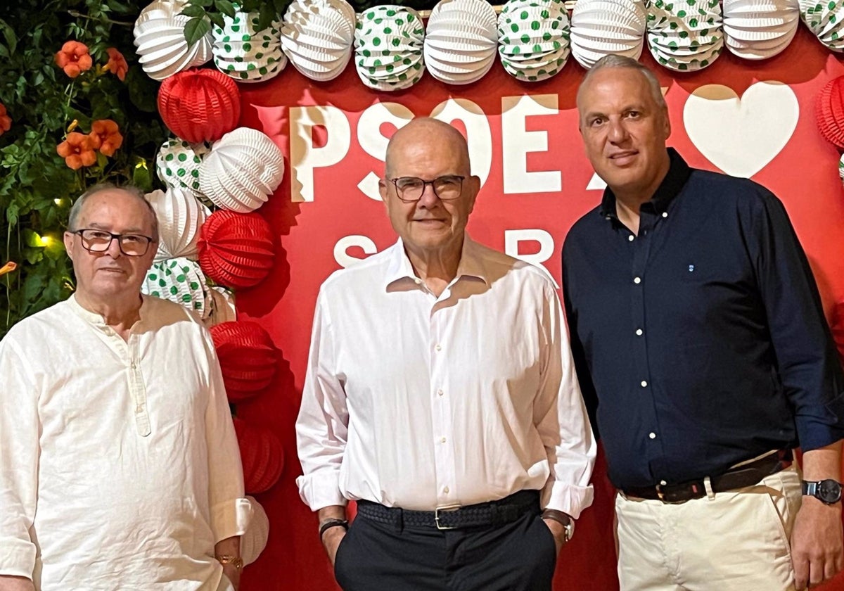 El expresidente de la Junta de Andalucía, Manuel Chaves, junto al alcalde de San Roque y secretario general del PSOE de Cádiz, Juan Carlos Ruiz Boix,.