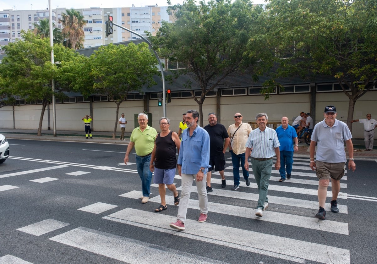 El nuevo semáforo en la avenida de la Sanidad Pública de Cádiz ya está en funcionamiento.