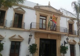 El pleno del Ayuntamiento de Chipiona rechaza la violencia hacia el colectivo Lgtbi tras la agresión a la joven trans