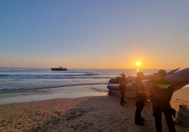 VÍDEO: Una narcolancha llega a la playa de La Barrosa en Chiclana