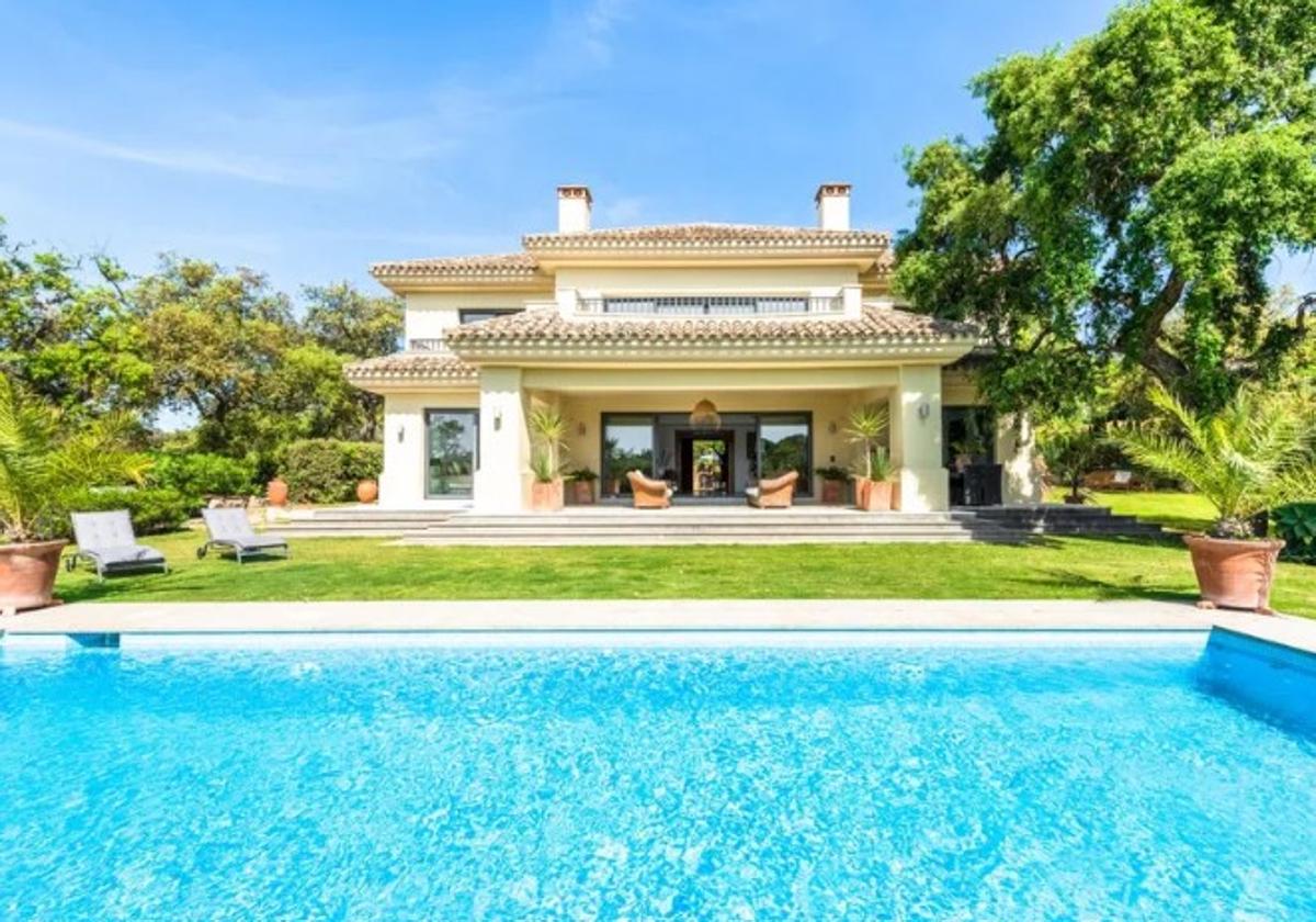 Imagen de un chalet que está a la venta en Sotogrande por más de un millón de euros