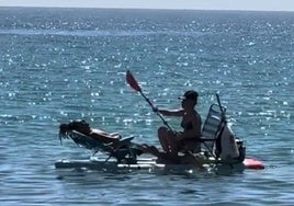 El curioso uso que le dieron dos bañistas a una tabla de paddle surf en los Caños de Meca: «Sólo pasa en Cádiz»