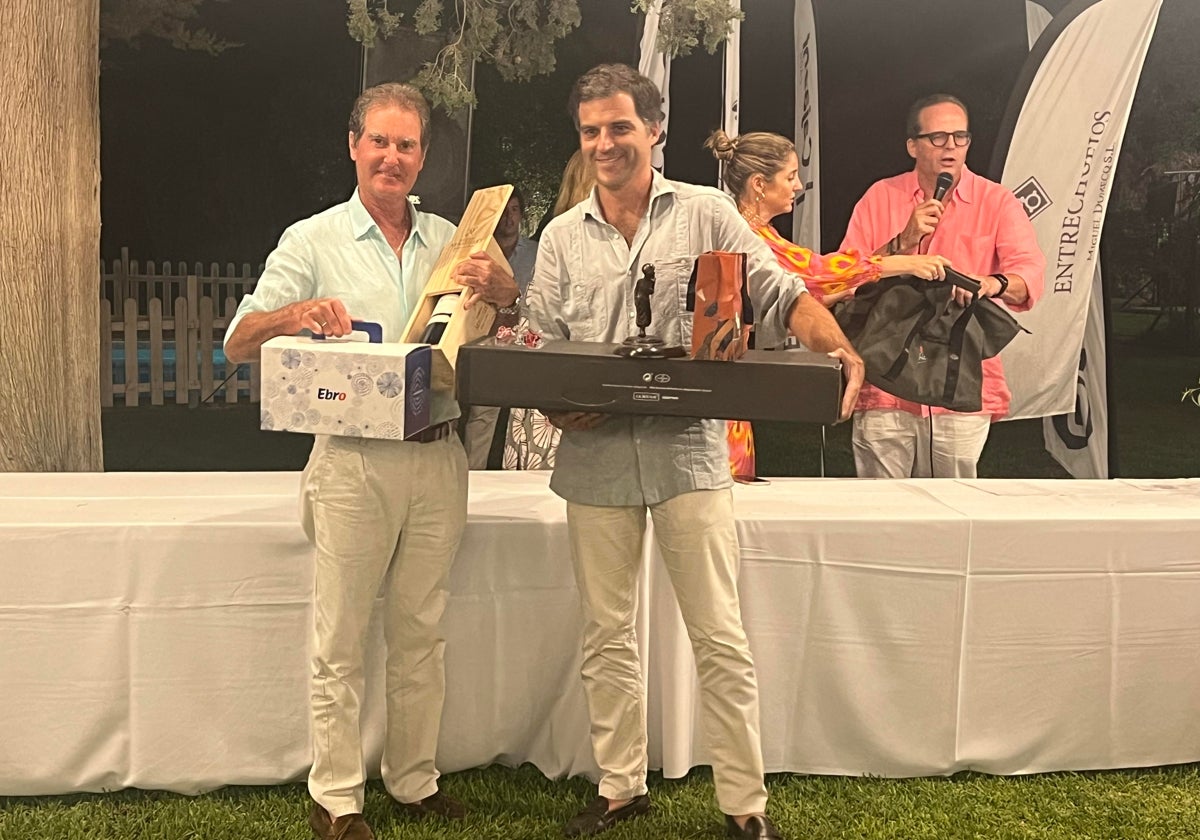 Manuel Maestre y el ganador absoluto del torneo de golf, Alfonso Pérez-Andújar