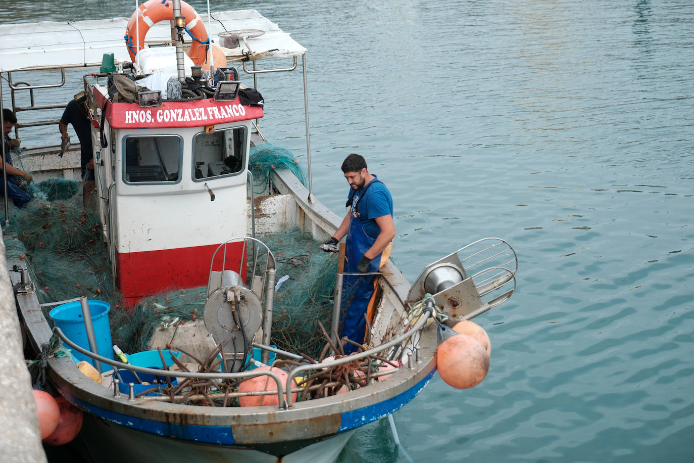 Fotografías de un drama: el alga asiática pasa &#039;factura&#039; a los pescadores de Conil