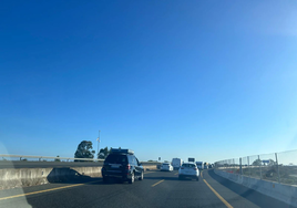 Circulación lenta en las carreteras de Cádiz, entre el barrio de Jarana y el nudo de Tres Caminos