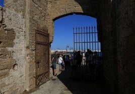 Cádiz se abraza al Castillo de San Sebastián seis años después