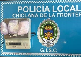 Detienen en Chiclana a un motorista por saltarse un semáforo y le descubren más de 180 gramos de cocaína