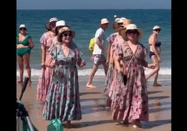 La llamativa actuación de un grupo de mujeres asiáticas en la playa Victoria de Cádiz