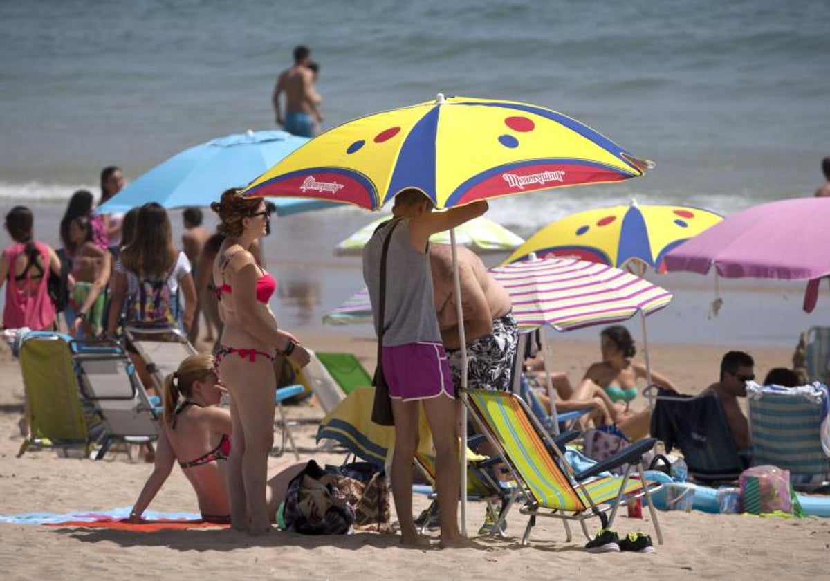 Chiclana triplica su población en los meses de verano