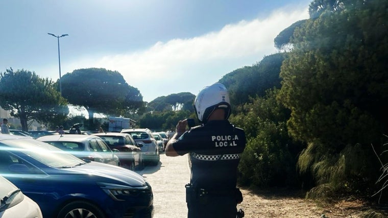 Los ciclistas denuncian el estado del carril bici en Puerto Sherry: «Se ha convertido en un carril coche»