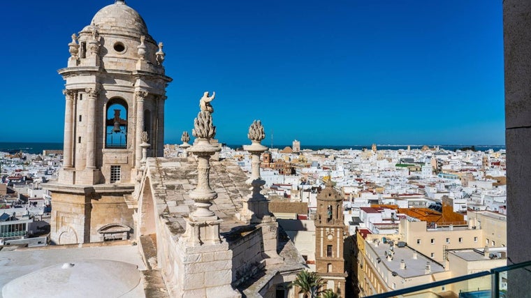 Cádiz, con la catedral en primer término