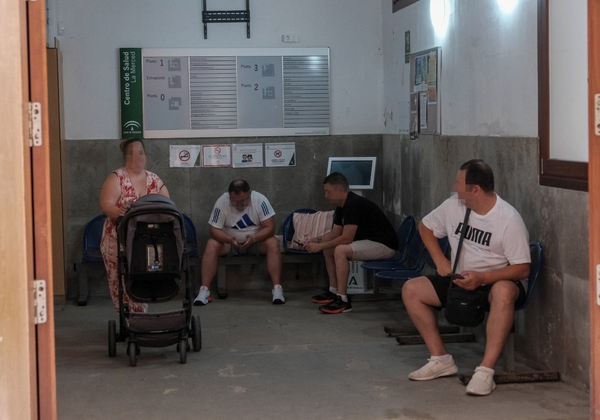 Varias personas esperan en un centro de salud gaditano.