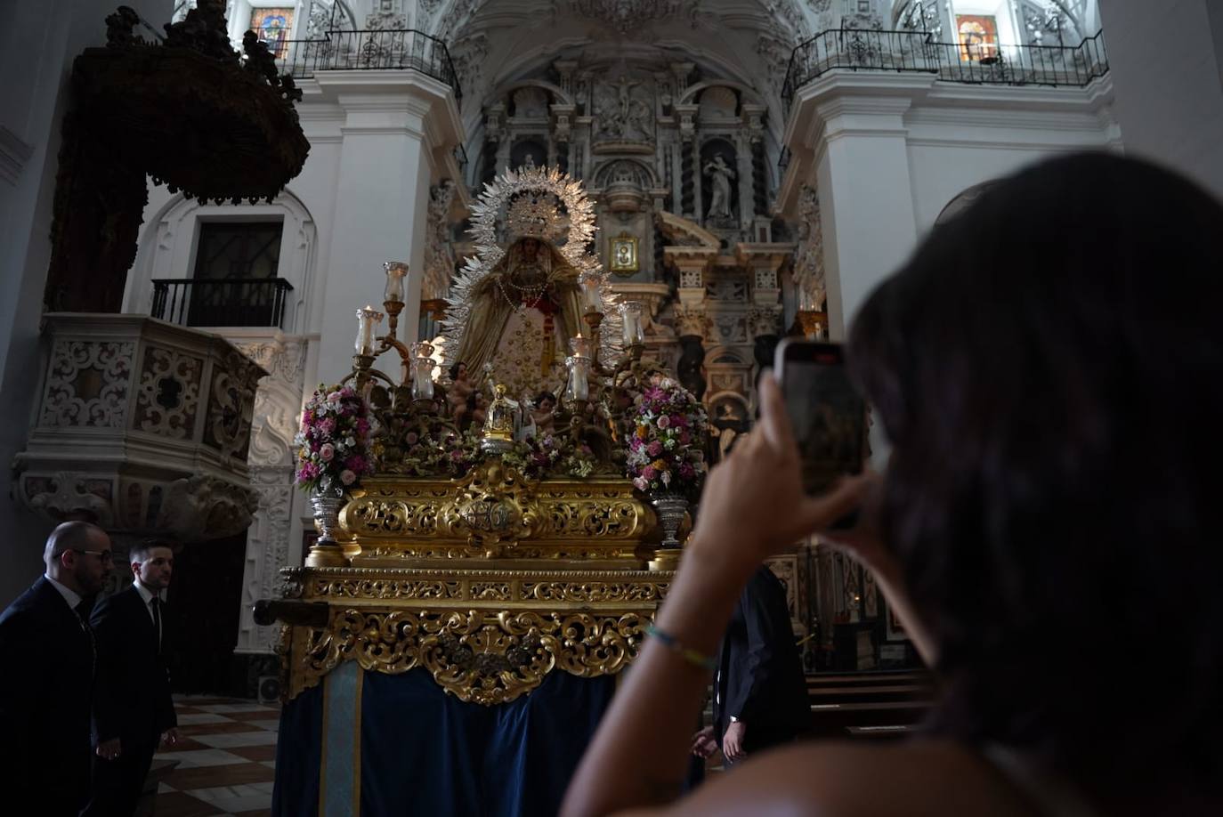 Servitas, Amor Hermoso y Victoria de Expiración procesionan por las calles de Cádiz