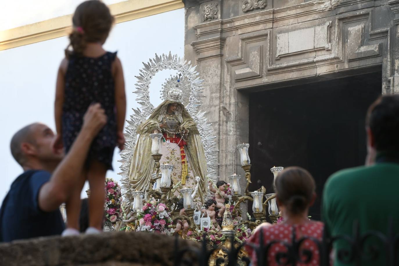 Servitas, Amor Hermoso y Victoria de Expiración procesionan por las calles de Cádiz