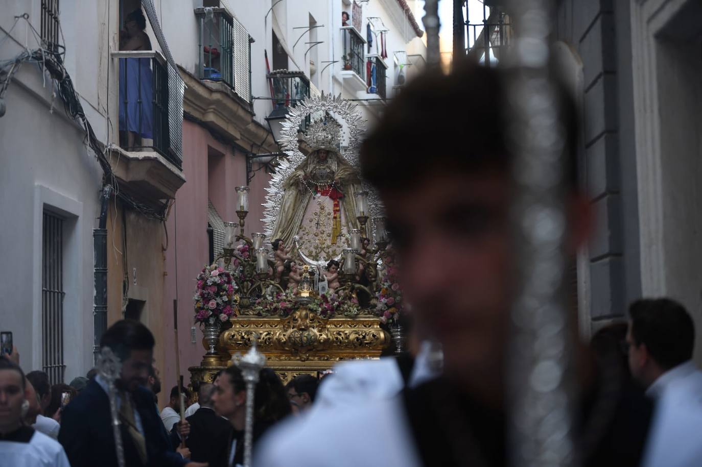 Servitas, Amor Hermoso y Victoria de Expiración procesionan por las calles de Cádiz