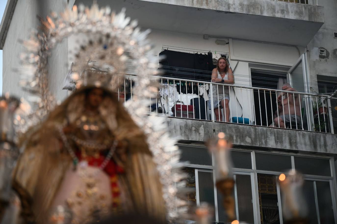 Servitas, Amor Hermoso y Victoria de Expiración procesionan por las calles de Cádiz