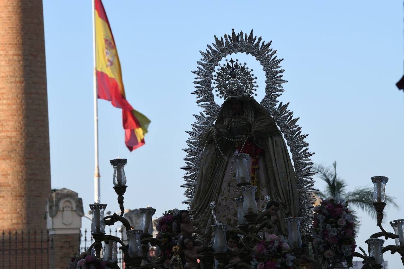 Servitas, Amor Hermoso y Victoria de Expiración procesionan por las calles de Cádiz