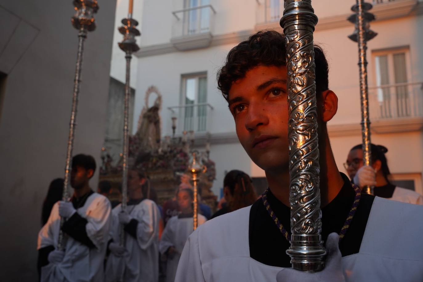 Servitas, Amor Hermoso y Victoria de Expiración procesionan por las calles de Cádiz