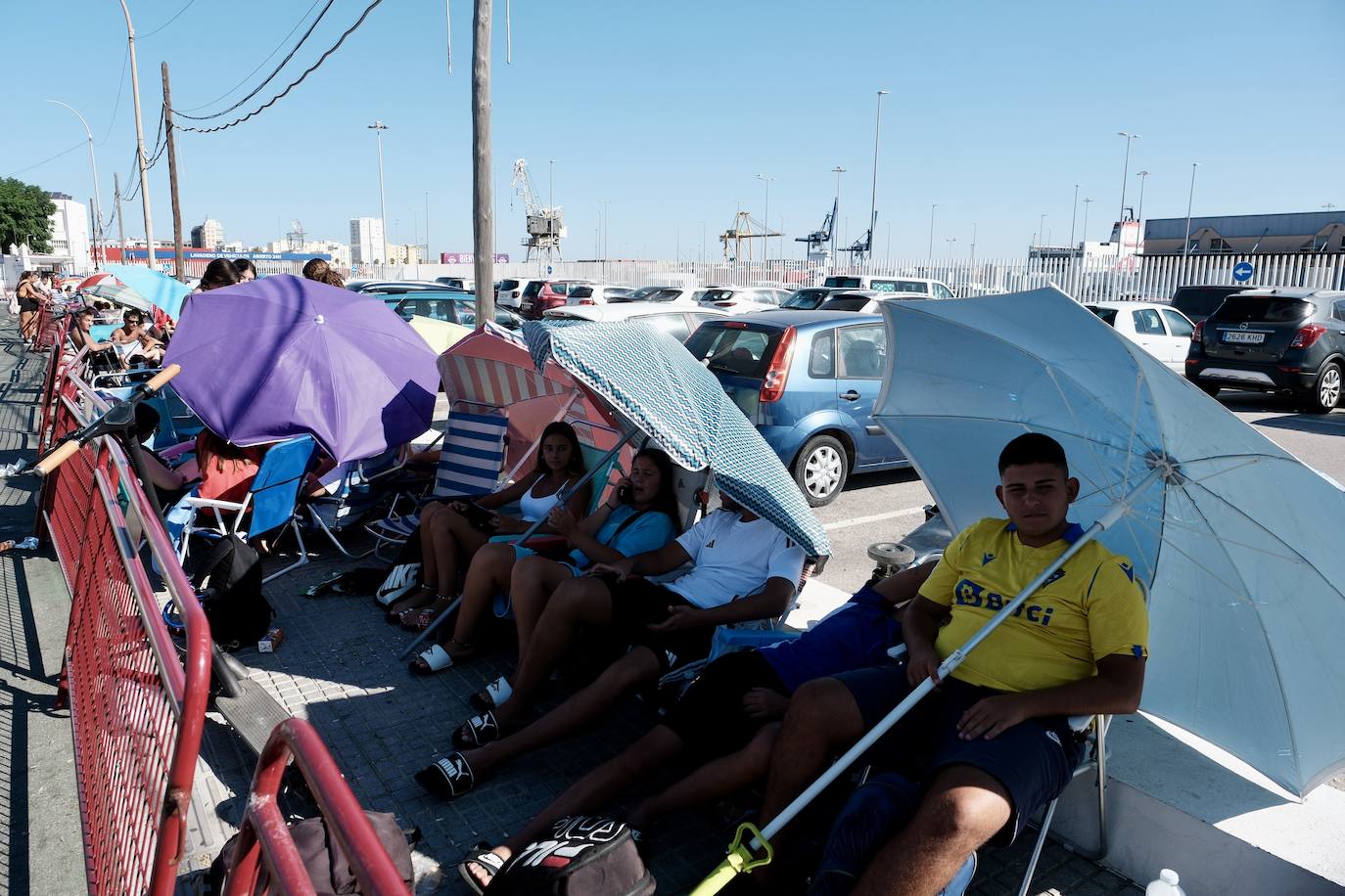 Fotos: Cádiz hace cola para el concierto de Omar Montes