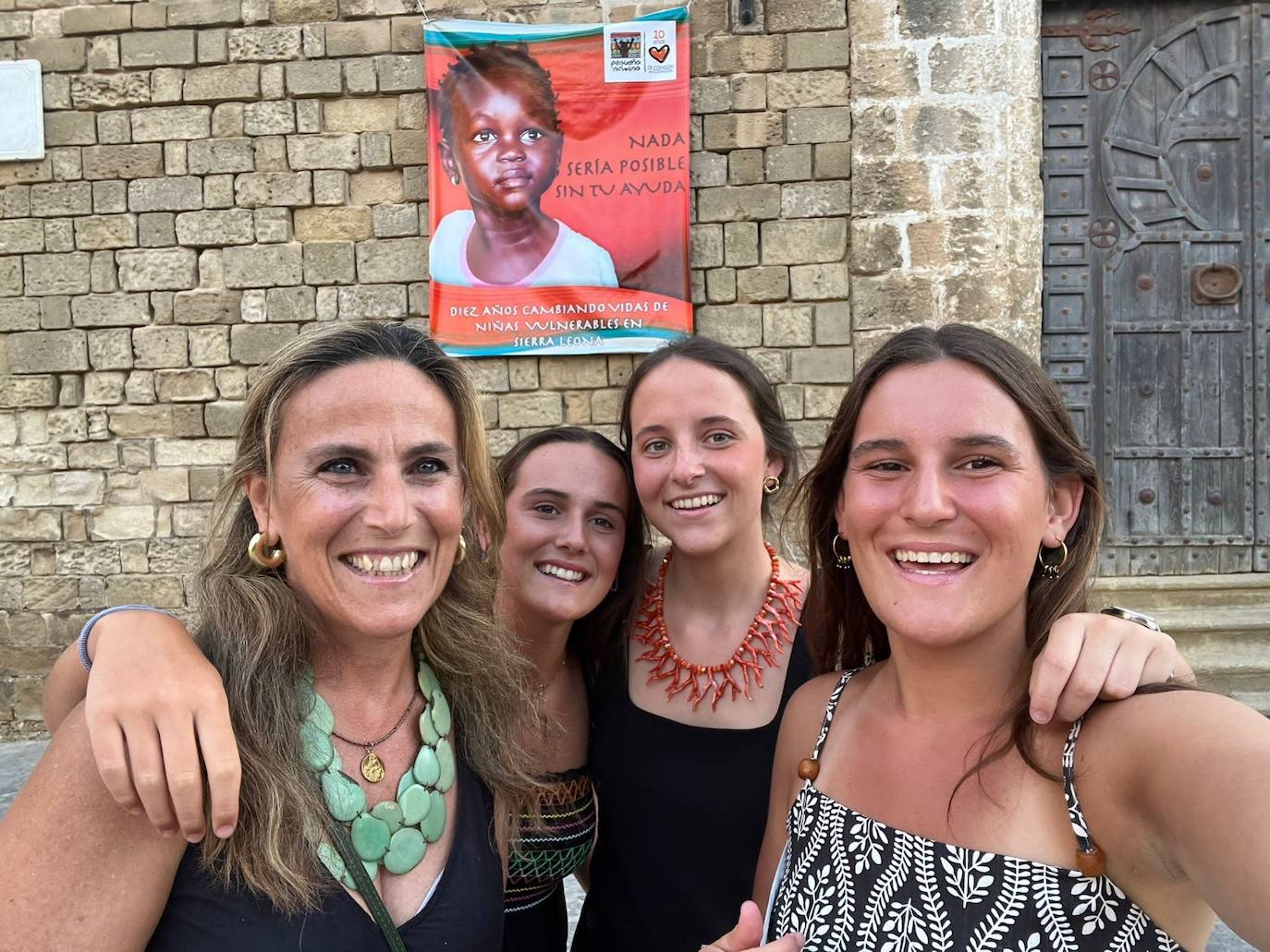 La presidenta de Pequeña Nowina junto a las voluntarias del evento.