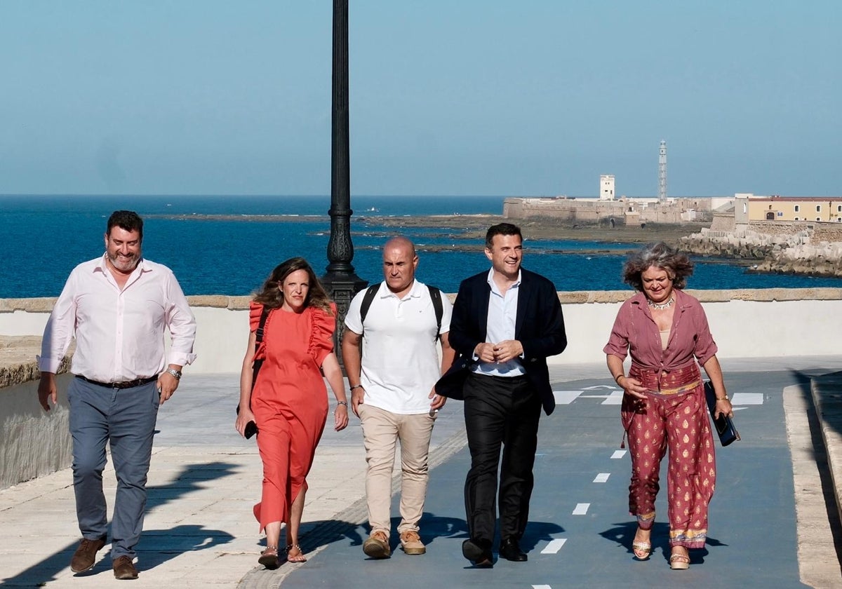 Patricio Poullet, Maite González, José Carlos Teruel, Bruno García y Blanca Flores, esta mañana por el Paseo del Vendaval